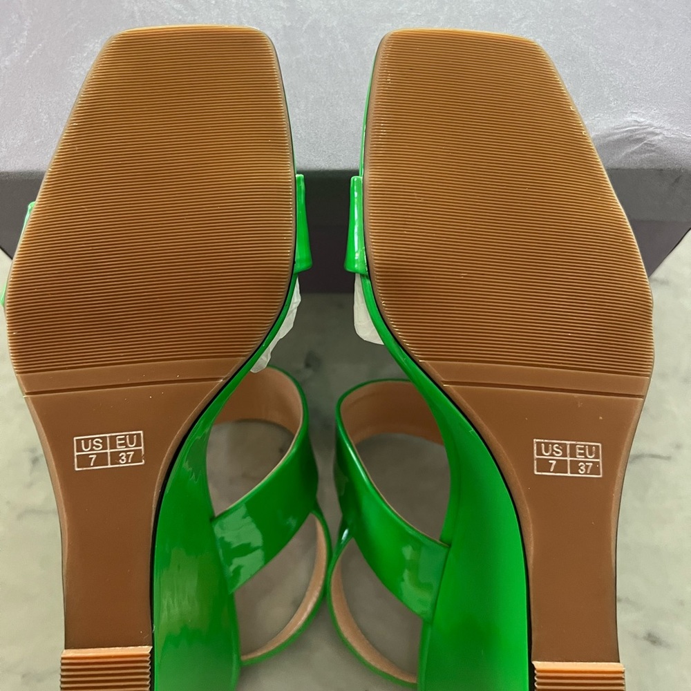 Merrori Open Toe Patent Wedge - Picture 4 of 4